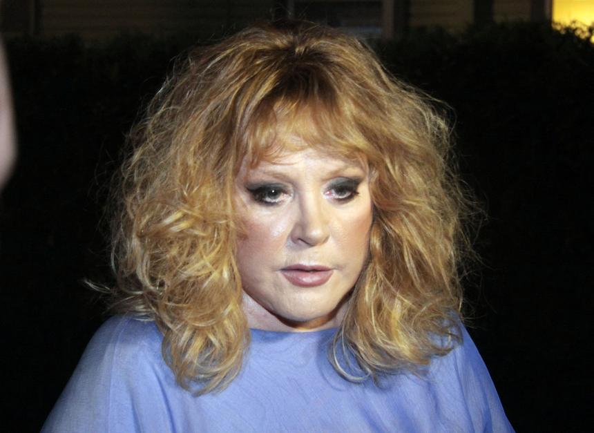 «Выглядит комично»: Пугачева нацепила розовый жакет и брюки-дудочки, чтобы произвести впечатление трендовым образом