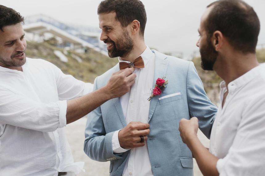 Пришлось танцевать втроем: друг жениха приковал его к себе наручниками и забыл ключи