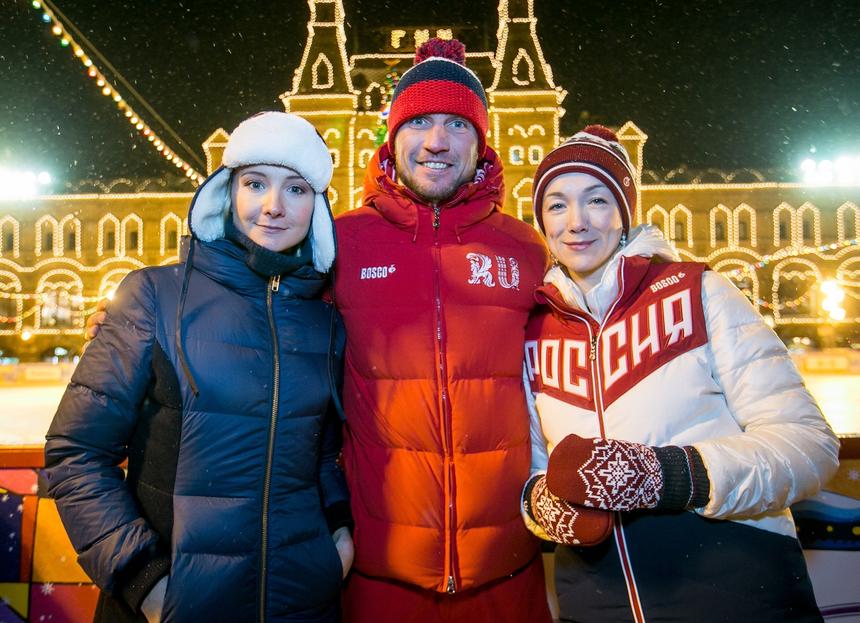 Роман Костомаров появился на публике во время посещения тренировки дочери в парке