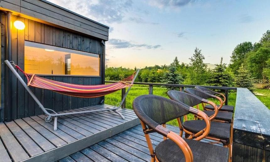 «Гламурный кемпинг»: топ-5 мест в России для отдыха на природе с комфортом