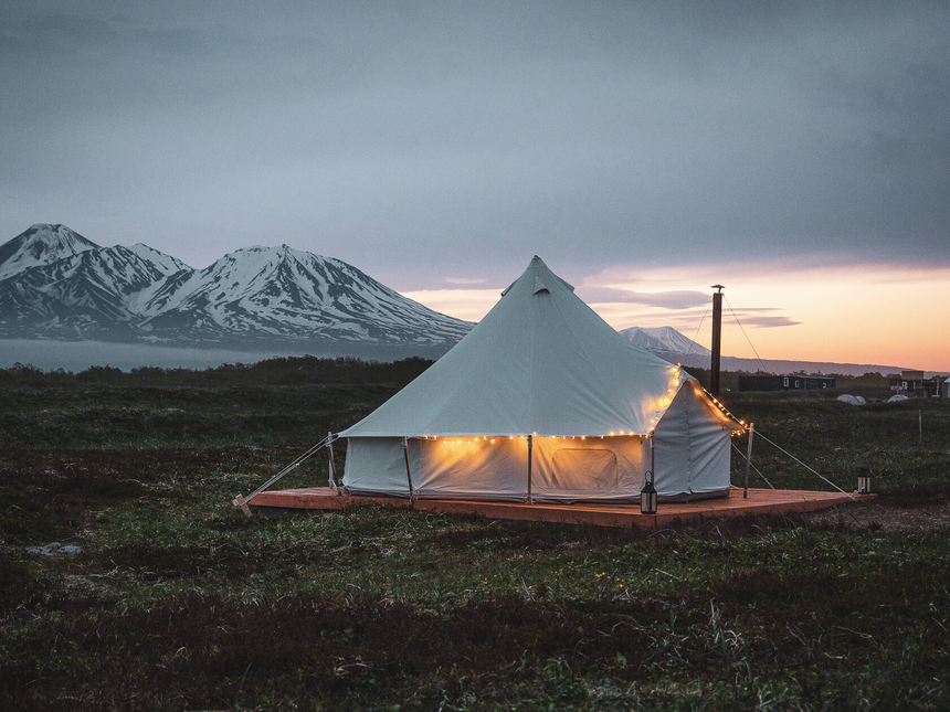 «Гламурный кемпинг»: топ-5 мест в России для отдыха на природе с комфортом