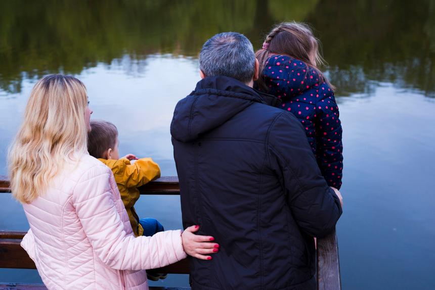 Спасли подруга и школьный педагог: педофил три года растлевал дочь сожительницы, когда дома все спали