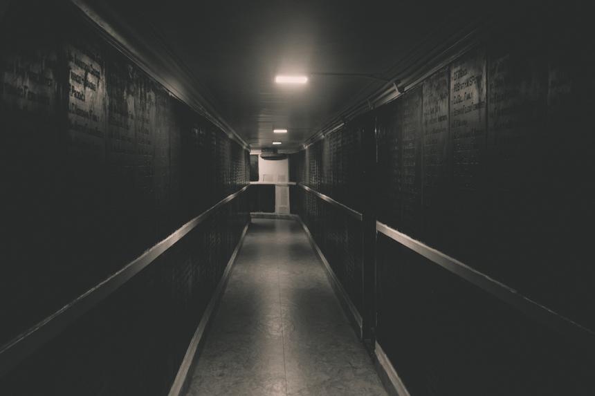 В коммуналке Петербурга нашли трупы брата и сестры, умерших в один день