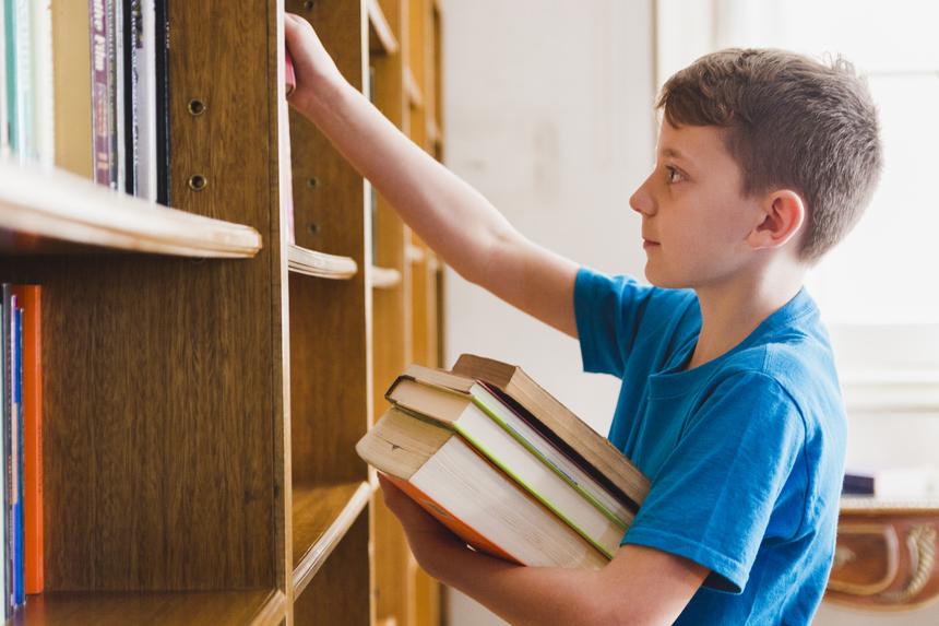 Подозревают в педофилии: сторож пытался затащить мальчика в бытовку и поцеловать