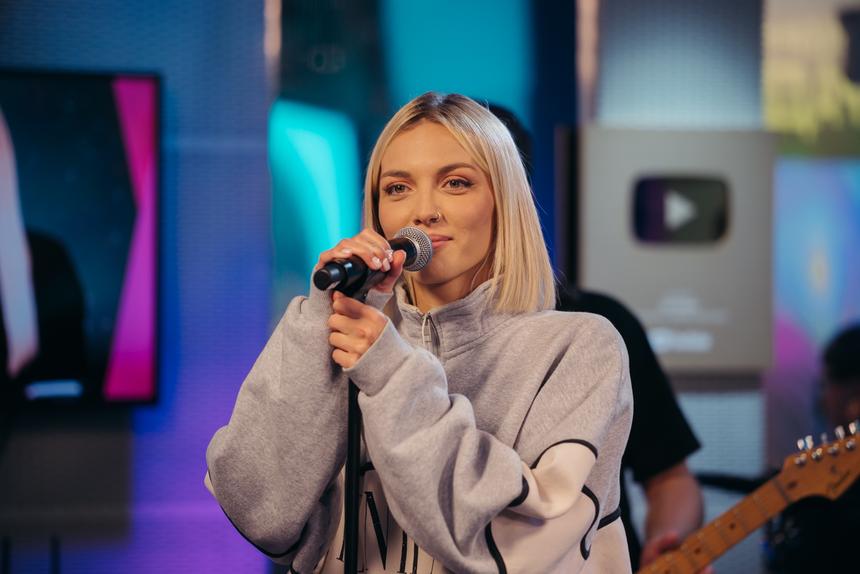 Певица Mary Gu рассказала о том, как на съемках клипа ходила босиком по стеклу