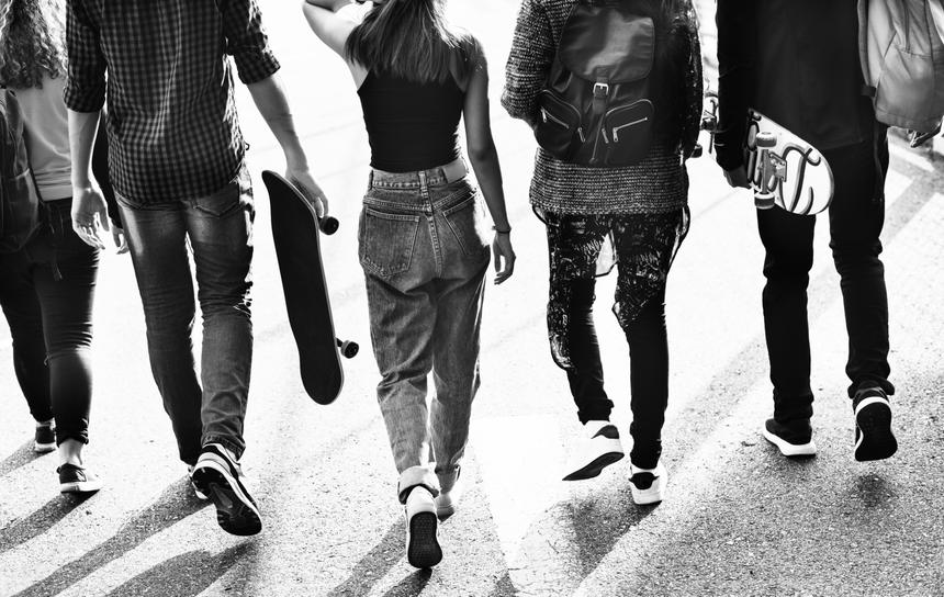 В Екатеринбурге толпа подростков угрожала женщине с детьми из-за внешнего вида