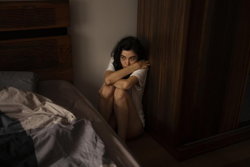 Встретила своих спасителей выстрелом в дверь: запертая в квартире девушка молила о помощи