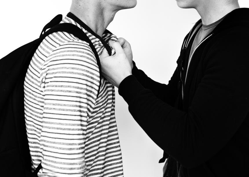 В Приморье группа подростков избила ногами сверстника из-за порванных кроссовок