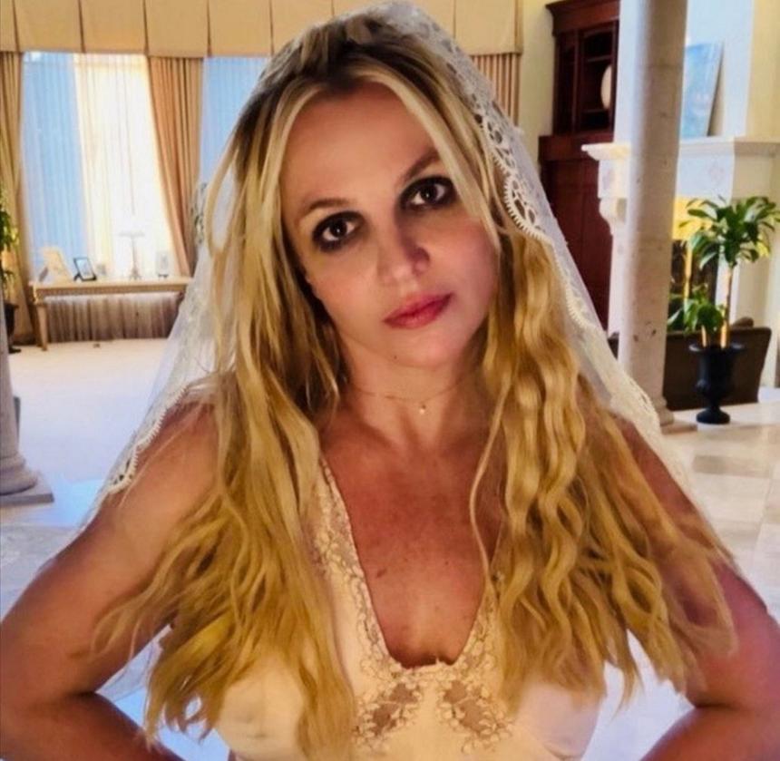 Муж Бритни Спирс подает на развод из-за измены певицы