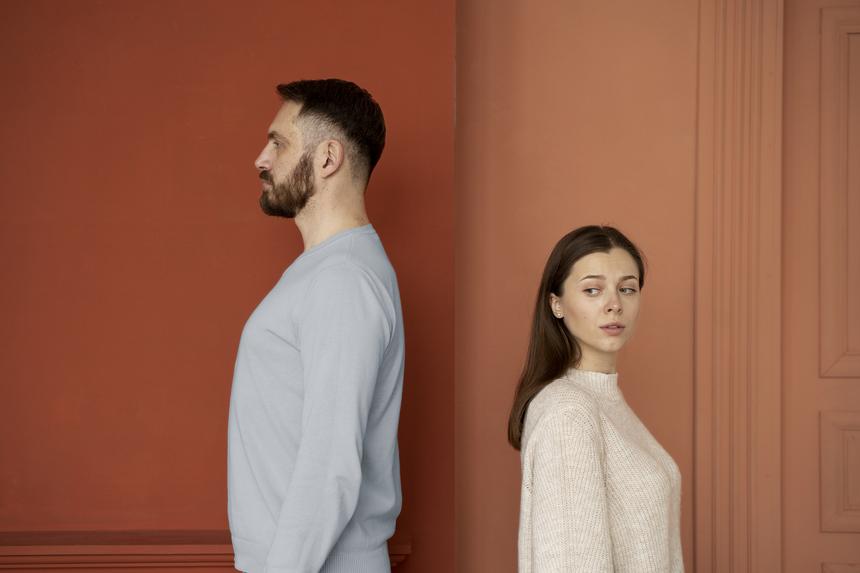 Топ-5 способов, как мужчина проверяет женщину в начале отношений