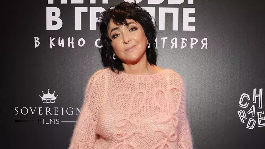 Лолита с красным лифчиком на голове смутила участников концерта в честь Дня знаний