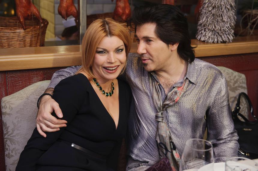 Хромая и под обезболивающим: пережившую ДТП Ладу Дэнс вынесли на сцену ради выступления