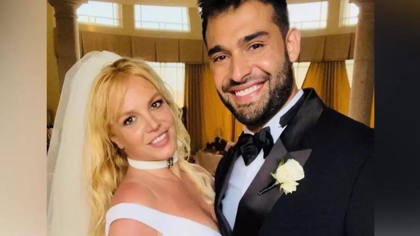 Бритни Спирс на фоне развода появилась на публике топлес с неизвестным мужчиной