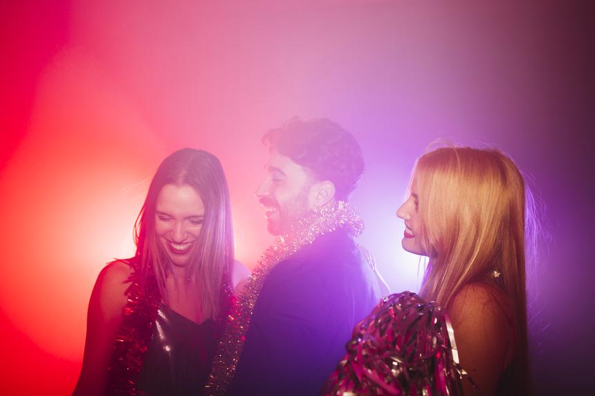 Мужчина остался с переломом носа после танцев и флирта с девушкой в кафе