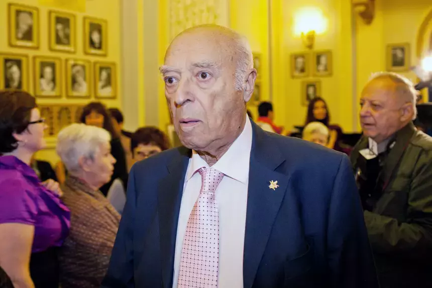 «Я убираю»: вдова Этуша рассказала, что посетители кладбища делают с памятником актеру