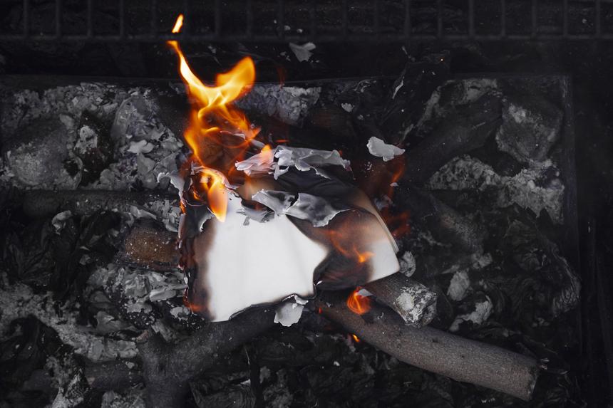 «Там много окурков»: в Петербурге мужчина заживо сгорел в подъезде