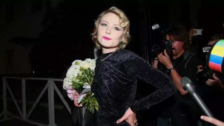 Отказывающаяся от еды Рената Литвинова показала фигуру в раздельном черном купальнике