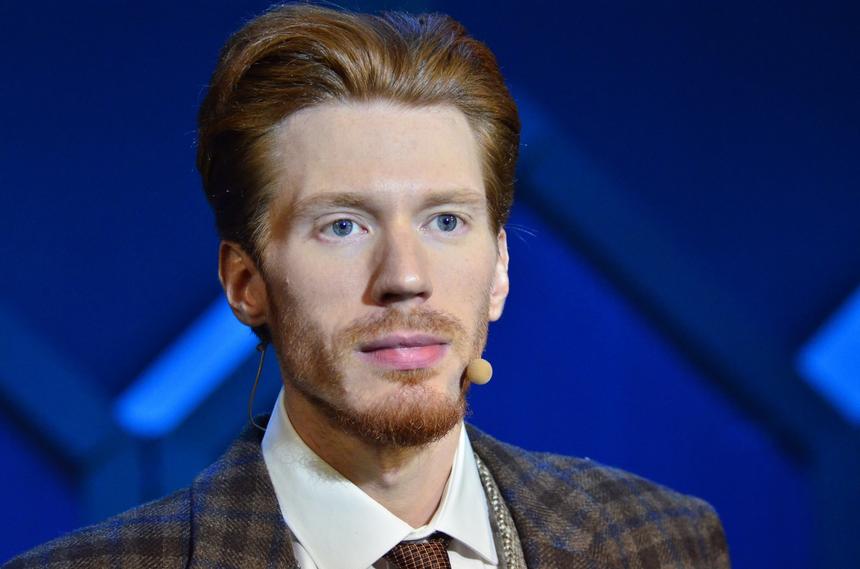 Оставшийся без денег Никита Пресняков вынужден нахваливать сушеную рыбу