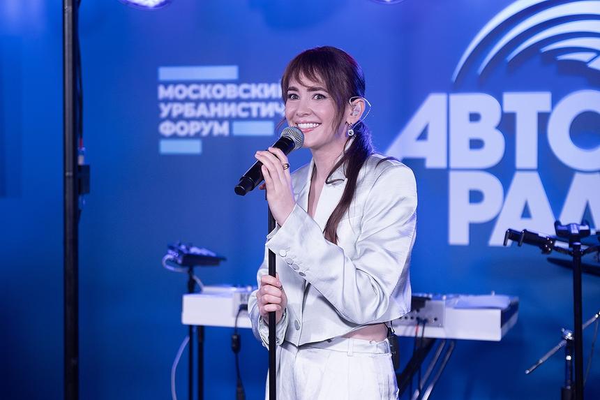 Исполнительница Асия рассказала о творчестве и реакции родителей на ее песни