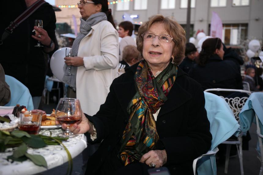 Скрыла лицо от лишних глаз: неузнаваемая Лия Ахеджакова рыдала на прощании с Глебом Панфиловым