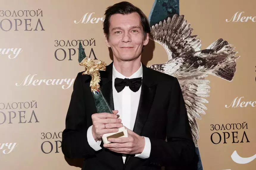 Не поднимал глаз: Янковский напугал болезненной худобой на похоронах Панфилова