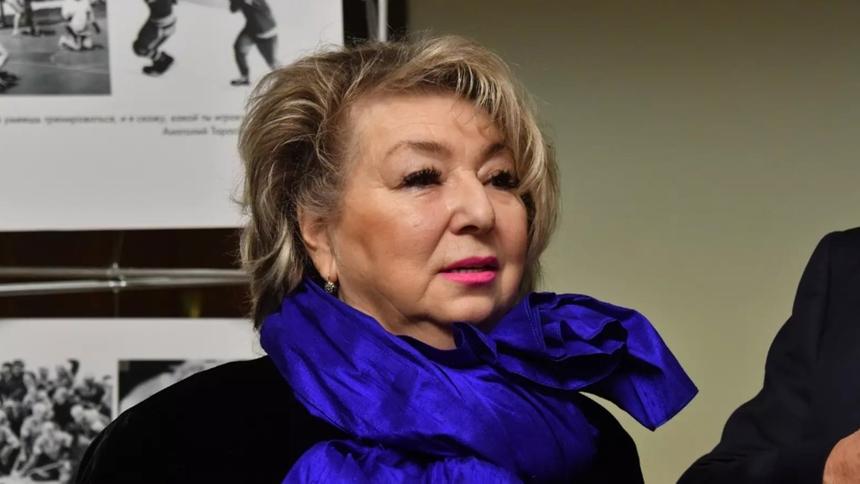 Тренер Татьяна Тарасова появилась в инвалидной коляске на линейке внука