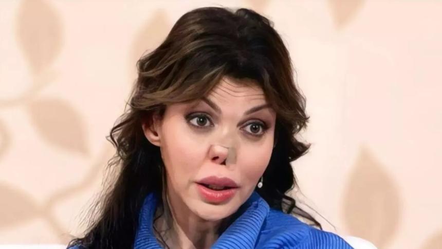 Потерявшая нос Алиса Казьмина впервые появилась на публике с дочерью Аршавина