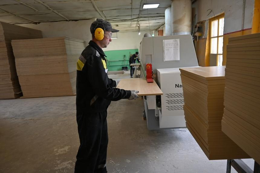 Начальник ИК-5 Трофимов рассказал о пошиве костюмов и изготовлении школьных парт в колонии