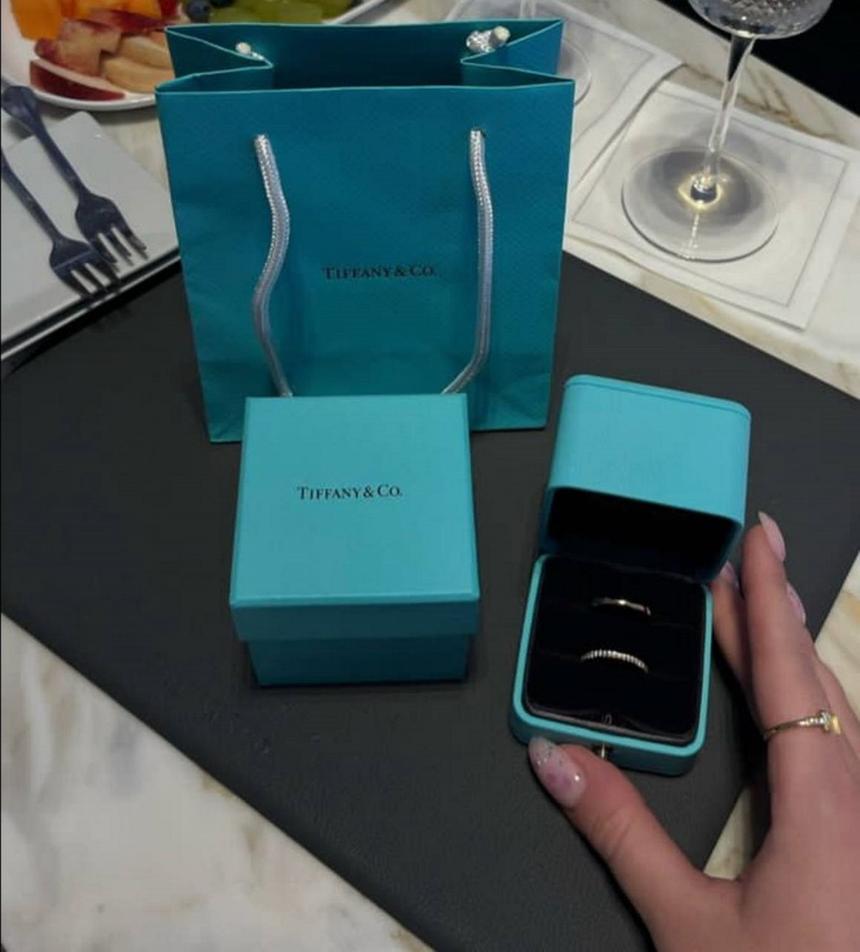 22-летняя дочь Александра Малинина показала обручальные кольца от Tiffany