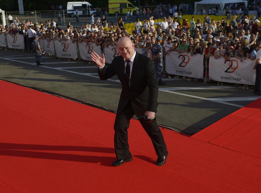 Торговала фруктами и овощами: актер Виталий Хаев вывел в свет новую спутницу