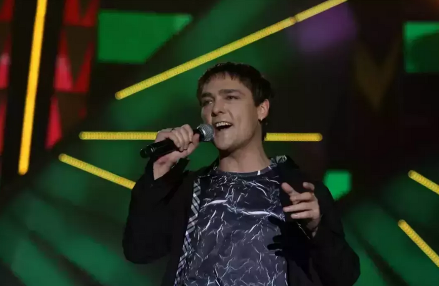 Робот Шатунова, очереди и попытки прорвать оцепление: фанаты певца едва не сорвали открытие памятника