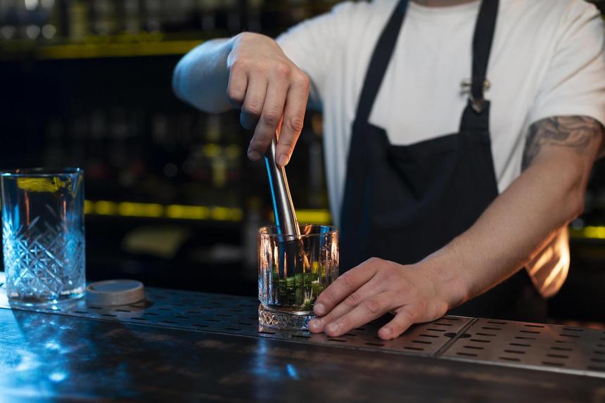 Посетитель бара получил удар в челюсть от охранника и умер