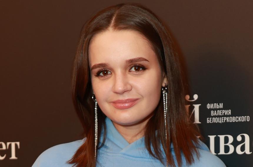 Постройневшая дочь певицы Славы появилась в светской премьере фильма, оставив ребенка на няню