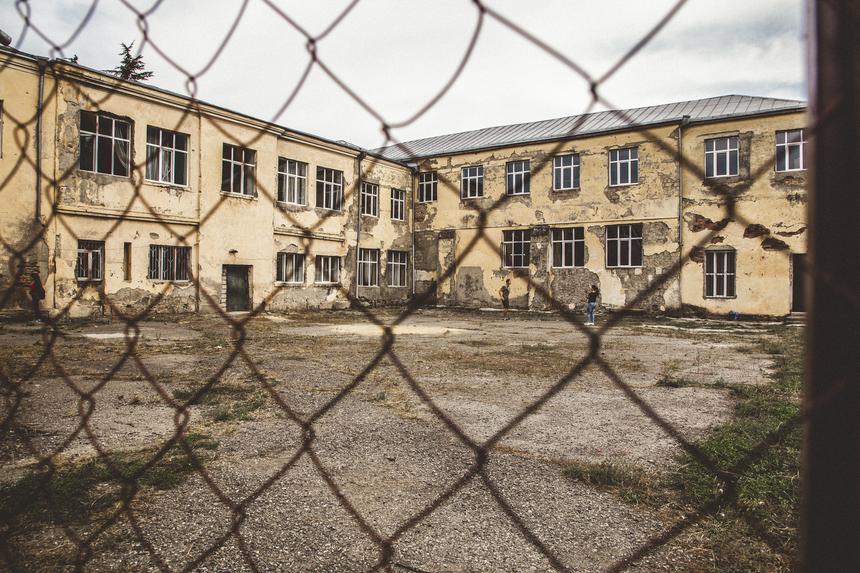 Дети системы: как растут малыши в домах при исправительных колониях