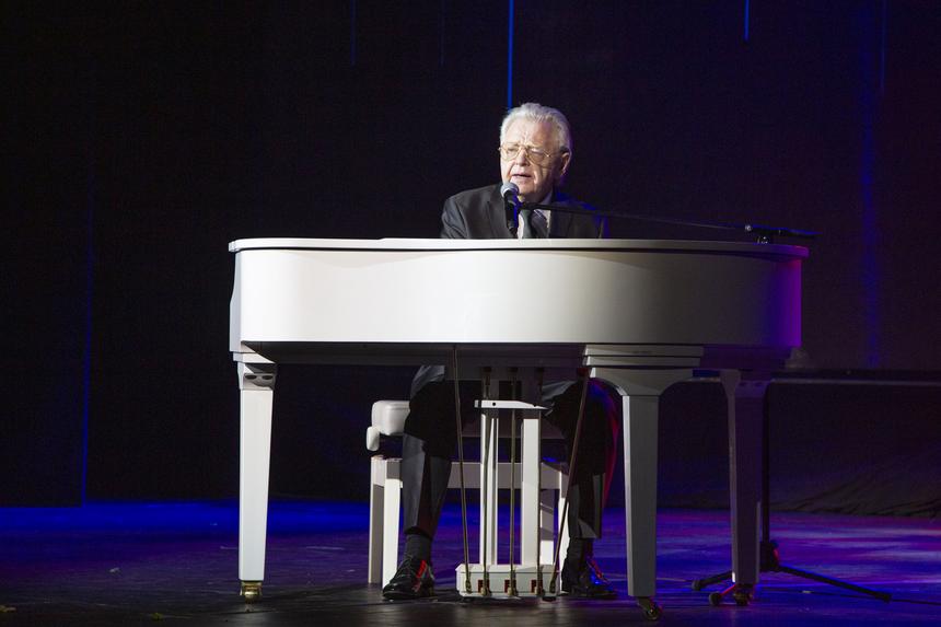 Хромающий Юрий Антонов посетил вечеринку в честь дня рождения известного радио