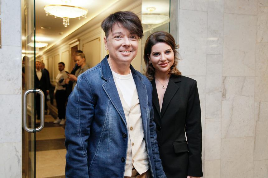 Вся в черном: дочь Валентина Юдашкина вернулась в Москву после смерти модельера