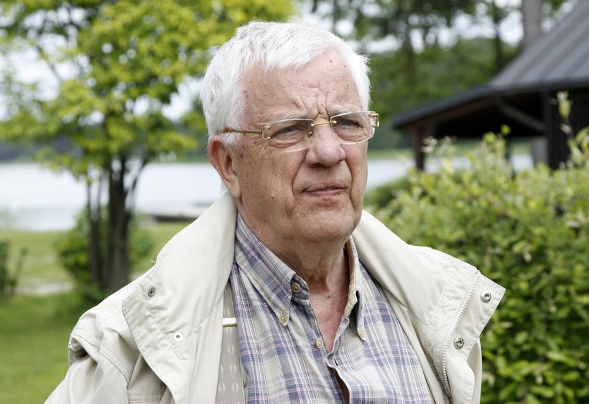 Ушел в себя и не торопится общаться: Вайкуле не знает, как помочь ставшему вдовцом Раймонду Паулсу