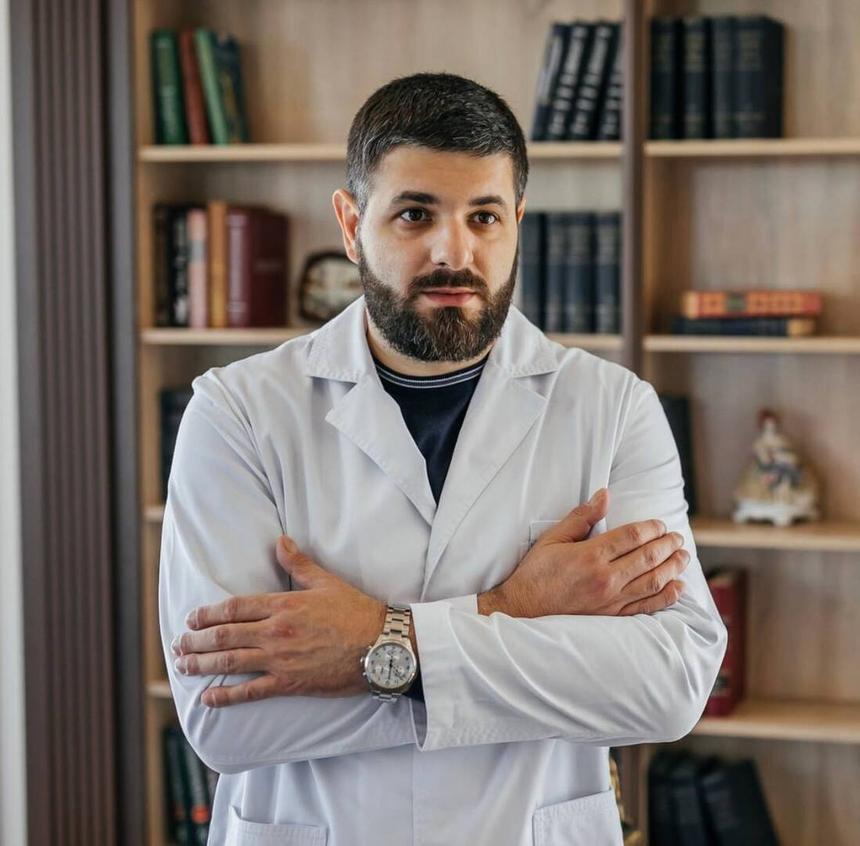 «Бывших наркоманов и алкоголиков не бывает»: о зависимостях с психиатром-наркологом Мамедовым