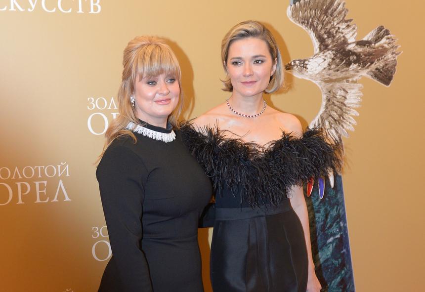 Похудевшая Анна Михалкова впервые за долгое время вышла в свет в балетках и пальто