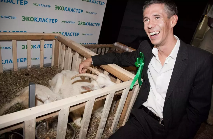 «Мой выбор был под кустом»: Алексей Панин оправдался после видео с испражнением