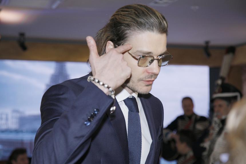 Похудевший 41-летний актер Максим Матвеев вышел в свет без жены