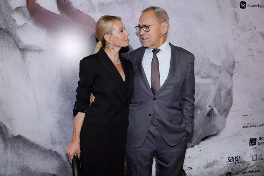 50-летняя телеведущая Юлия Высоцкая переволновалась из-за возвращения в Россию