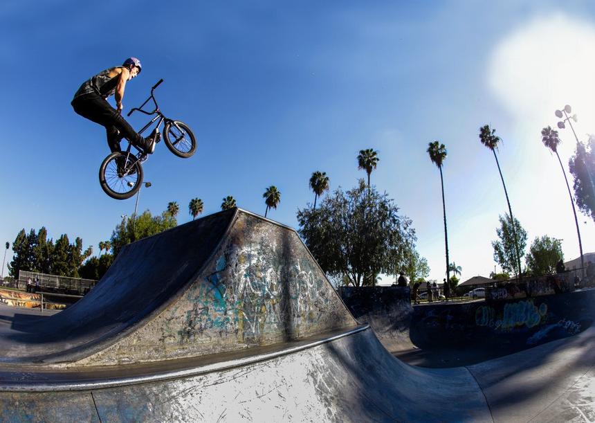 «Чтобы попасть на соревнования, нужно драться»: разговор с лучшим BMX-райдером России