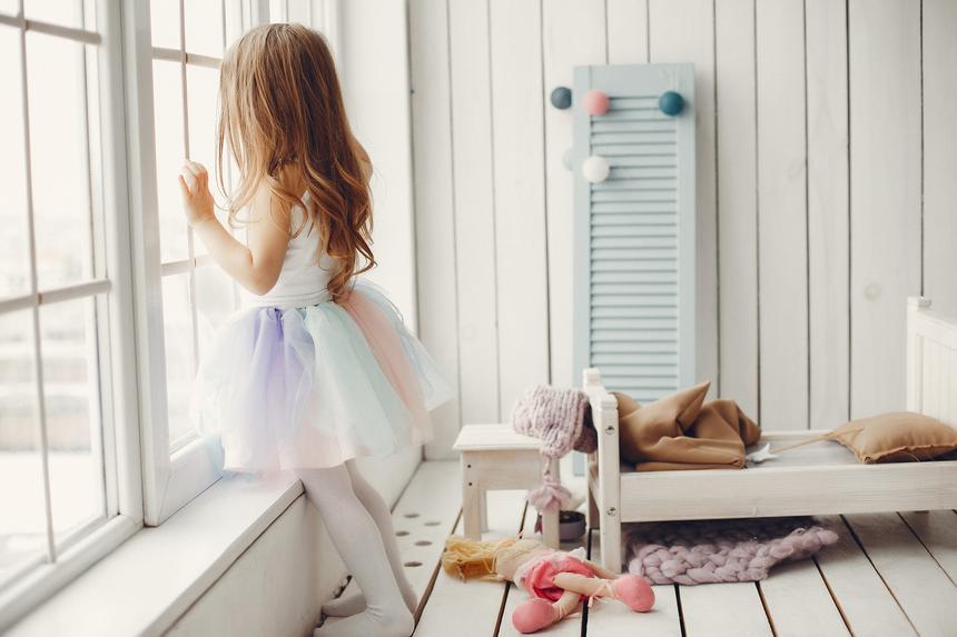 Мать продавала иностранцам порно с четырехлетней дочерью из самодельной студии