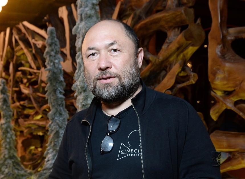 Уехавший из страны Тимур Бекмамбетов продолжает зарабатывать на российском бизнесе