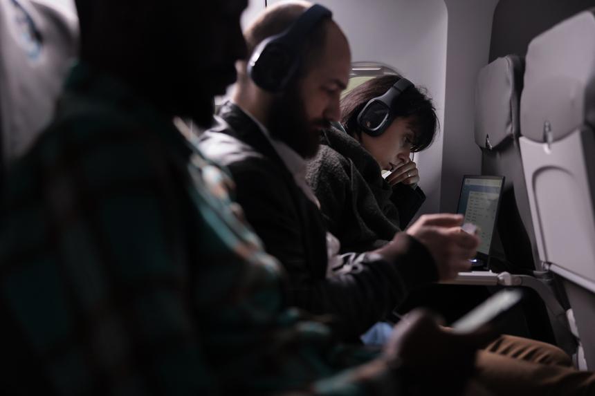 Пьяная 53-летняя москвичка после дебоша в самолете оказалась в полиции, а не в Анталье