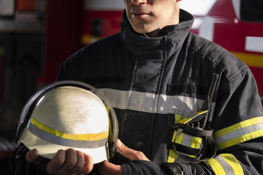 Спасатели находятся под завалом из-за обрушения стены взорвавшегося дома в Балашихе