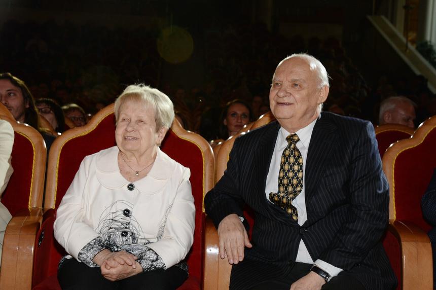 Александра Пахмутова почернела от горя на похоронах Добронравова и не могла унять слезы