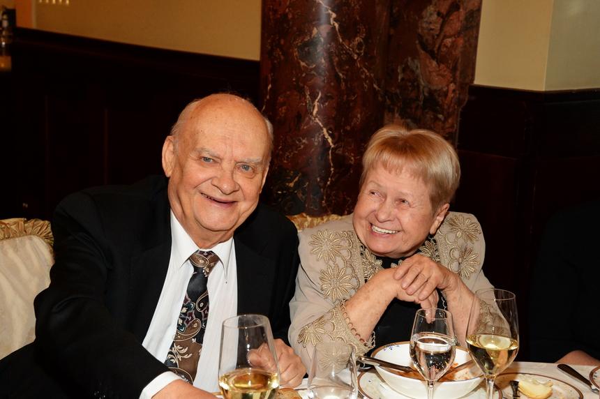 Пыталась шутить: Пахмутова не плакала на кладбище и подбадривала остальных