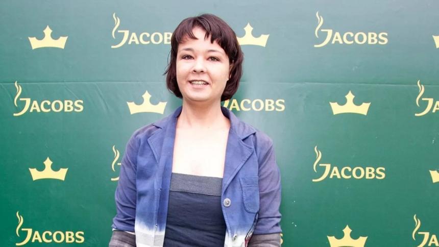 «Ее мужчина пытается бороться с этим»: почему Захарова устроила пьяный скандал на похоронах